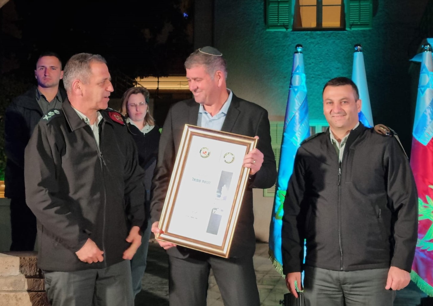 יוסי ברודני ראש עיריית גבעת שמואל מקבל תעודה מהרמטכ"ל. צילום: יח"צ