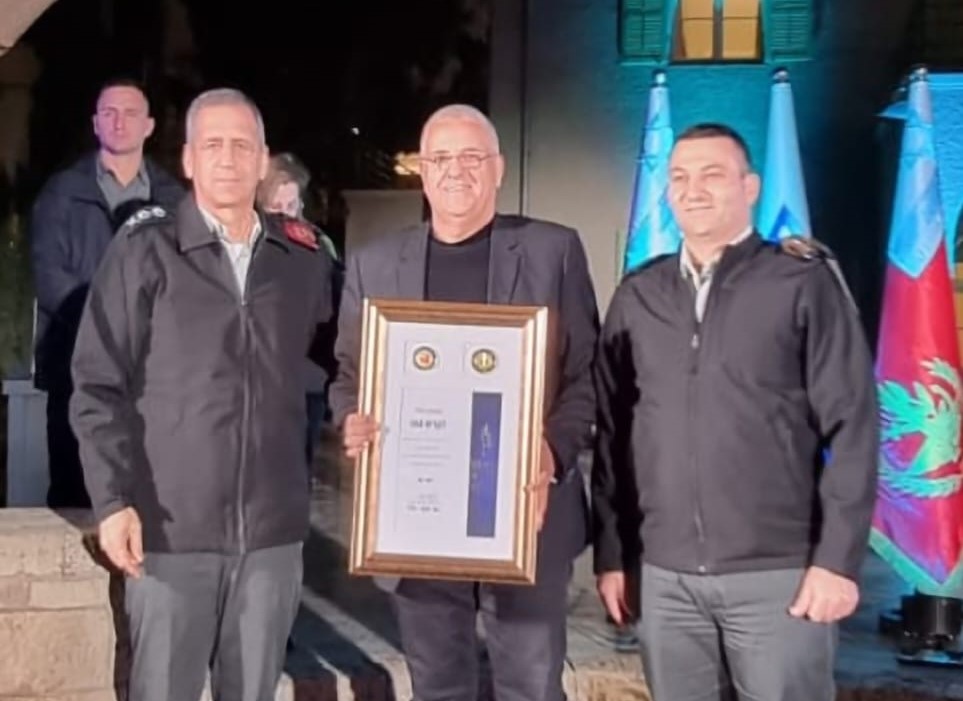 רון מלכה מקריית אונו מקבל תעודה מהרמטכ"ל. צילום: יח"צ
