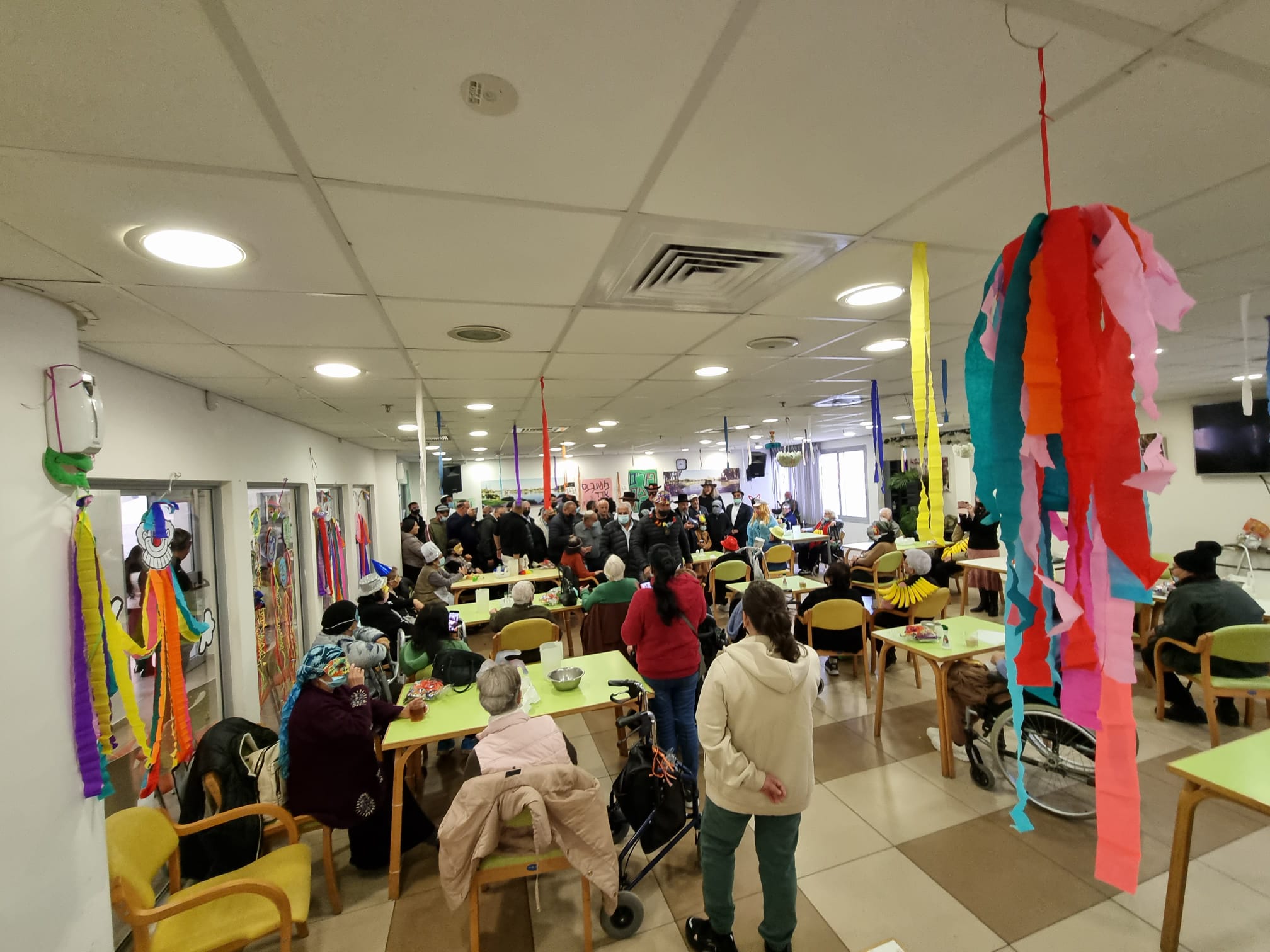 ראש העיר קריית אונו ישראל גל, רב העיר רצון ערוסי והמשנה לראש העיר משה דאלי יחד עם תושבים רבים הגיעו היום לשמח את את דיירי הדיור המוגן ומרכז היום לקשיש בעיר צילום דוברות עיריית קריית אונו