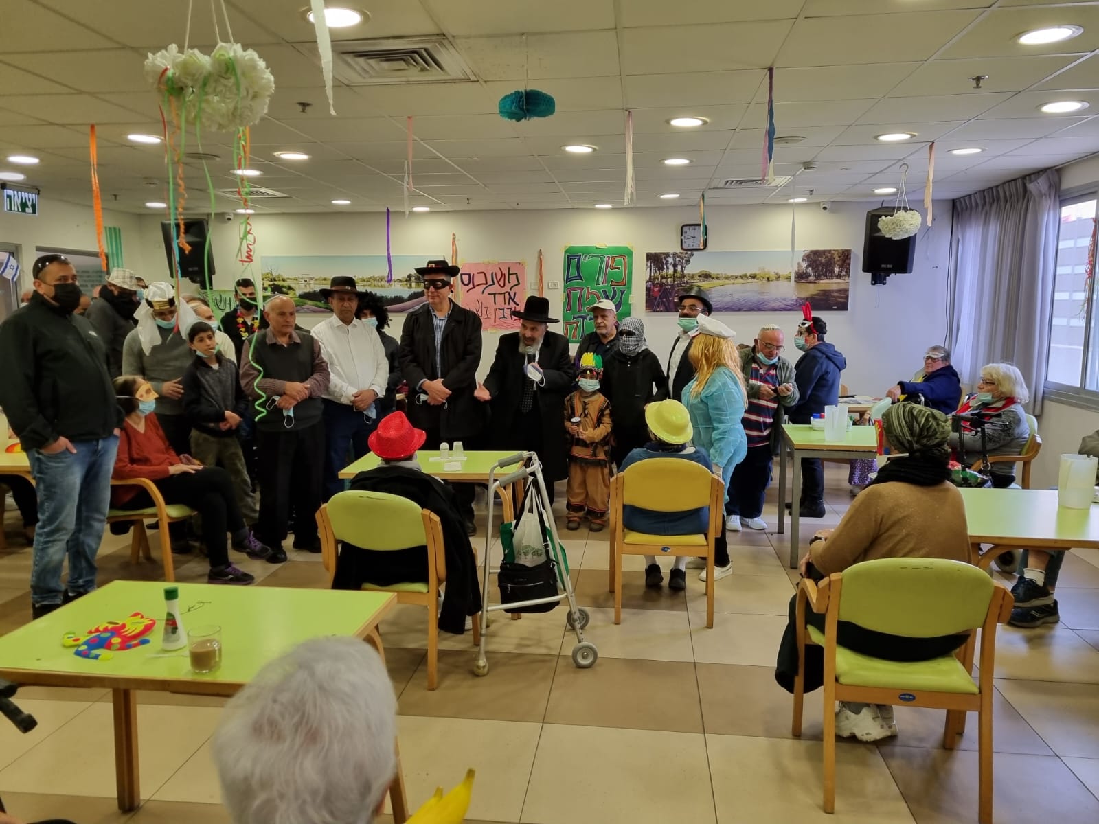 ראש העיר קריית אונו ישראל גל, רב העיר רצון ערוסי והמשנה לראש העיר משה דאלי יחד עם תושבים רבים הגיעו היום לשמח את את דיירי הדיור המוגן ומרכז היום לקשיש בעיר צילום דוברות עיריית קריית אונו