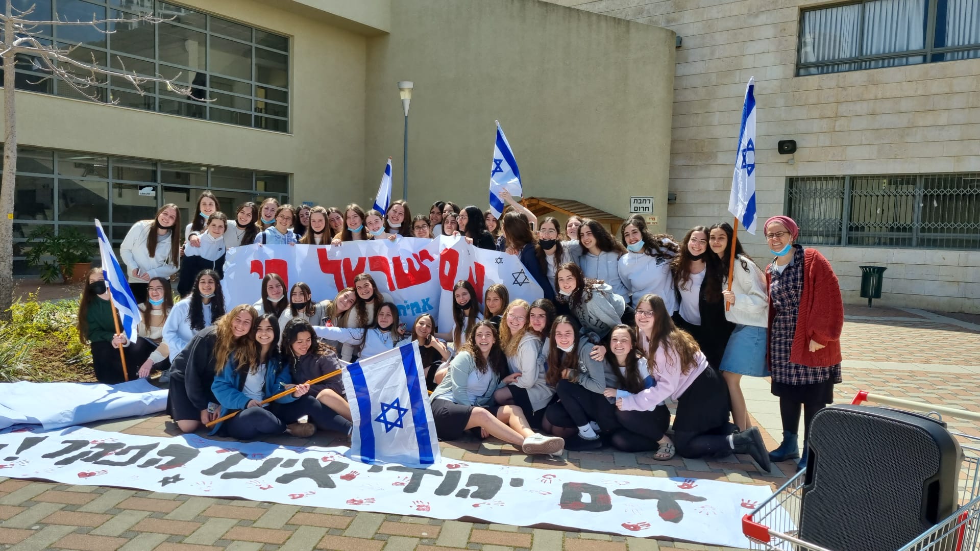 אולפנת אמית גבעת שמואל – בעקבות הפיגועים התלמידות צעדו ברחבי העיר.צילום: דוברות אמי"ת