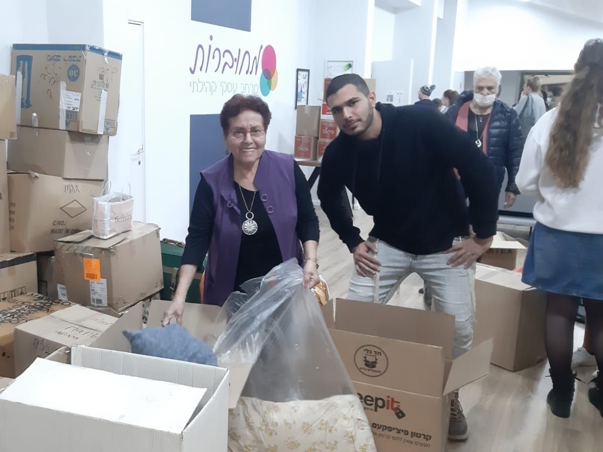 מתנדבים במתנס אורזים את הציוד שהתקבל עד עתה. צילום דוברות יהוד מונוסון