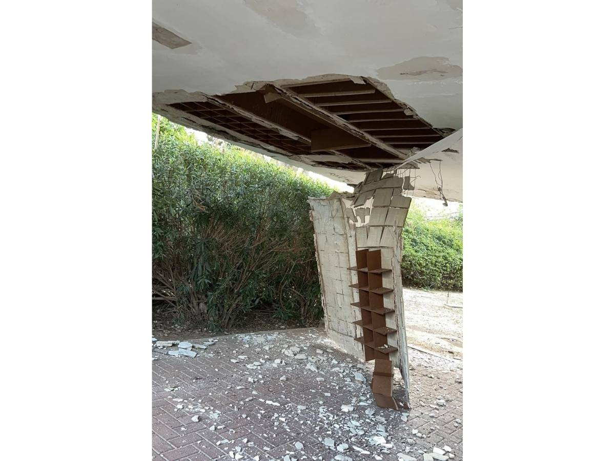 חלק מתקרת בניין המיועד ל'פינוי-בינוי' התמוטט. צילום באדיבות הדיירים