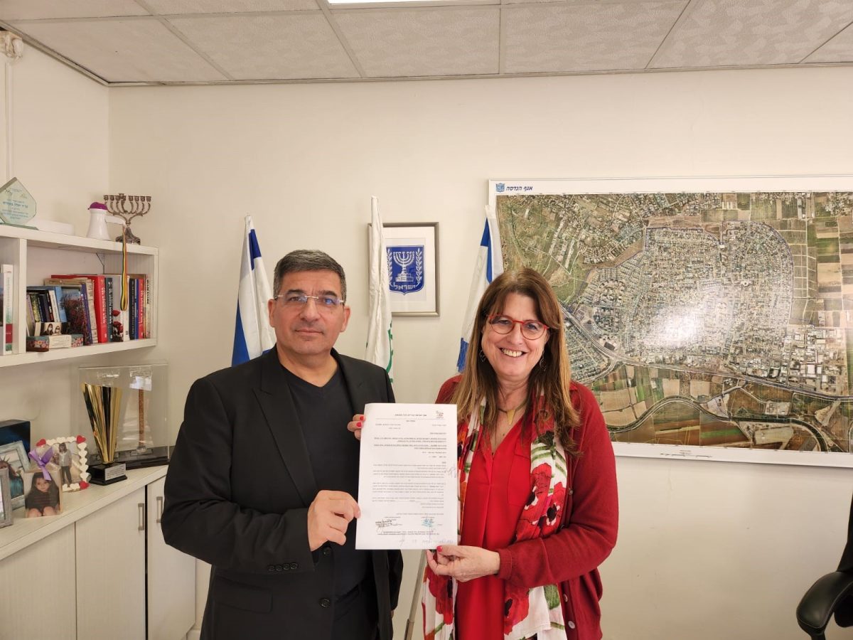 ראש עיריית יהוד מונוסון יעלה מקליס העניקה לבעלים ומנכ"ל אאורה יעקב אטרקצ'י את טופס 4 האחרון לשכונת הגנים התלויים ביהוד מונוסון. צילום: יח"צ