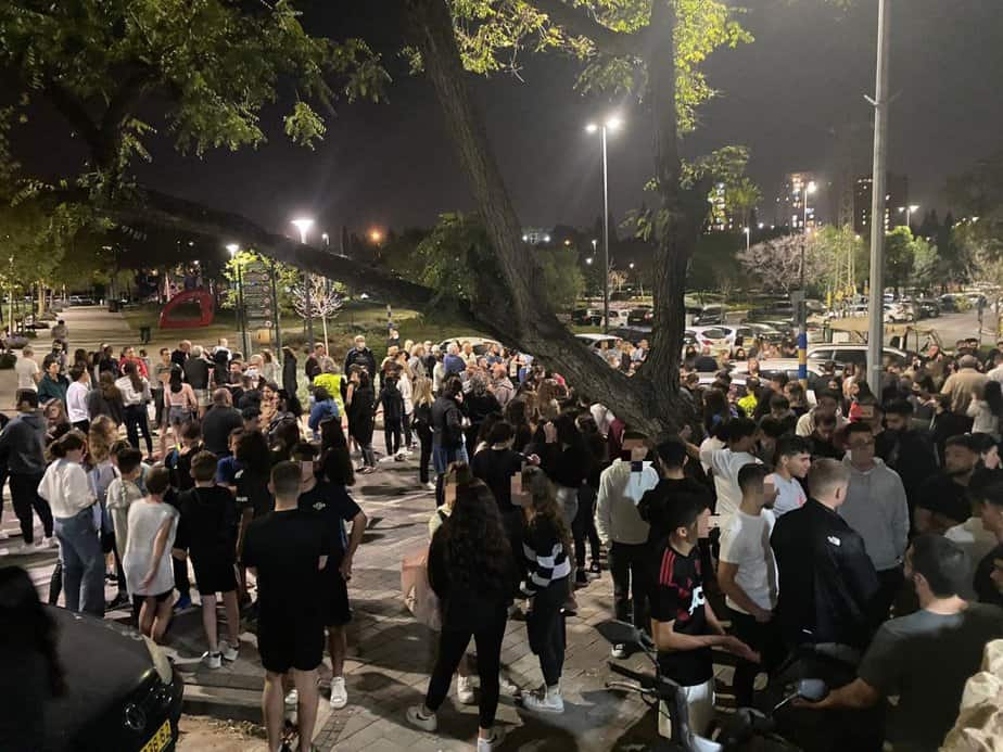 התכנסות חברי מועדון אילנוער ותושבים משכונת רמת אילן מגבעת שמואל ליד ביתו של ברק לופן  שבנותיו חניכות המועדוןצילום:  לי ים דורי