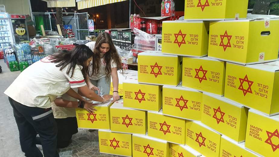 איסוף חבילות מזון בקריית אונו. צילום: דוברות מד"א