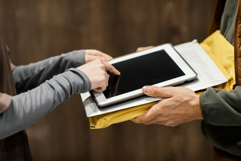 בסט לינקס צילום freepikclose-up-tablet-electronic-signature-delivery (2)