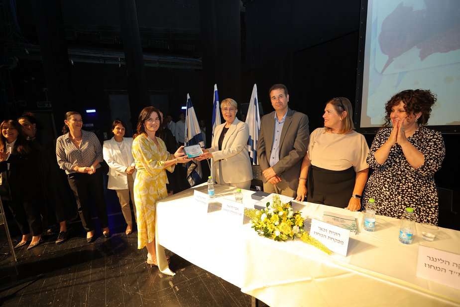 מנהלת מחוז תל אביב, חיה שיטאי מעניקה את תעודת ההוקרה לעינת אלברט מאיו. צילום:יניב שמידט, משרד החינוך)