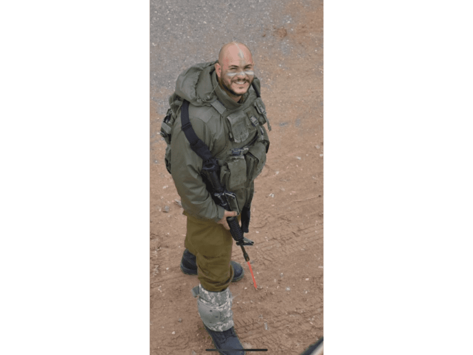 את מצטיין מפקד אוגדה 252, סגן קצין הקשר החטיבתי, סרן (במיל') עוז מזרחי. צילום: דובר צה"ל