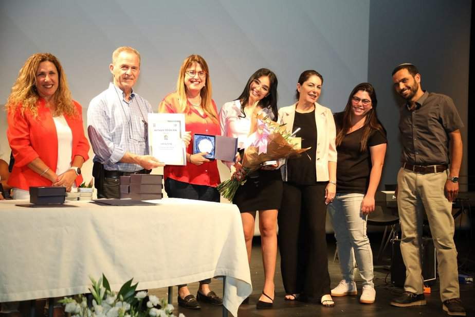 שירה אזולאי פעילה מצטיינת מחוז מרכז של משרד החינוך. צילום: אלחנתי מוטי