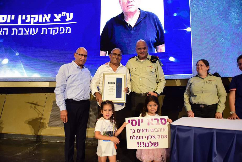 עובד צה"ל יוסף אוקנין מאור יהודה מקבל פרס מפעל חיים. צילום: דובר צה"ל