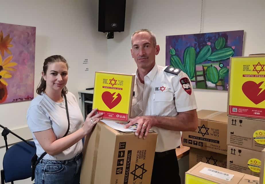 עשרות מכשירי דפיברילטור הוצבו בבנייני מגורים בקרית אונו. צילום דוברות מד"א