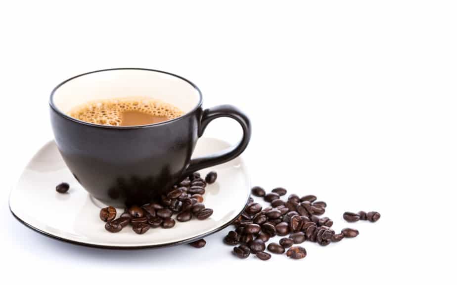 ביי פוסט צילום FREEPIK coffee-cup-beans-white-background