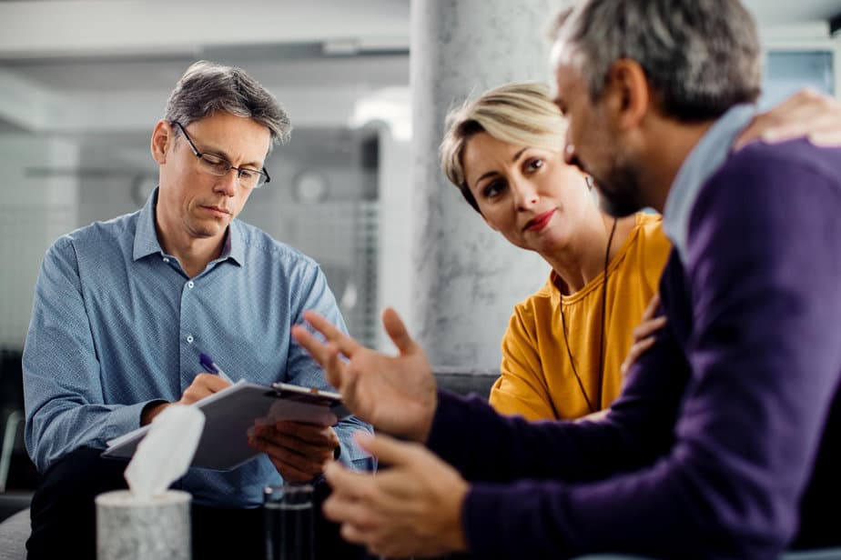 ביי פוסט צילום freepilmarriage-counselor-taking-notes-while-having-meeting-with-couple-office