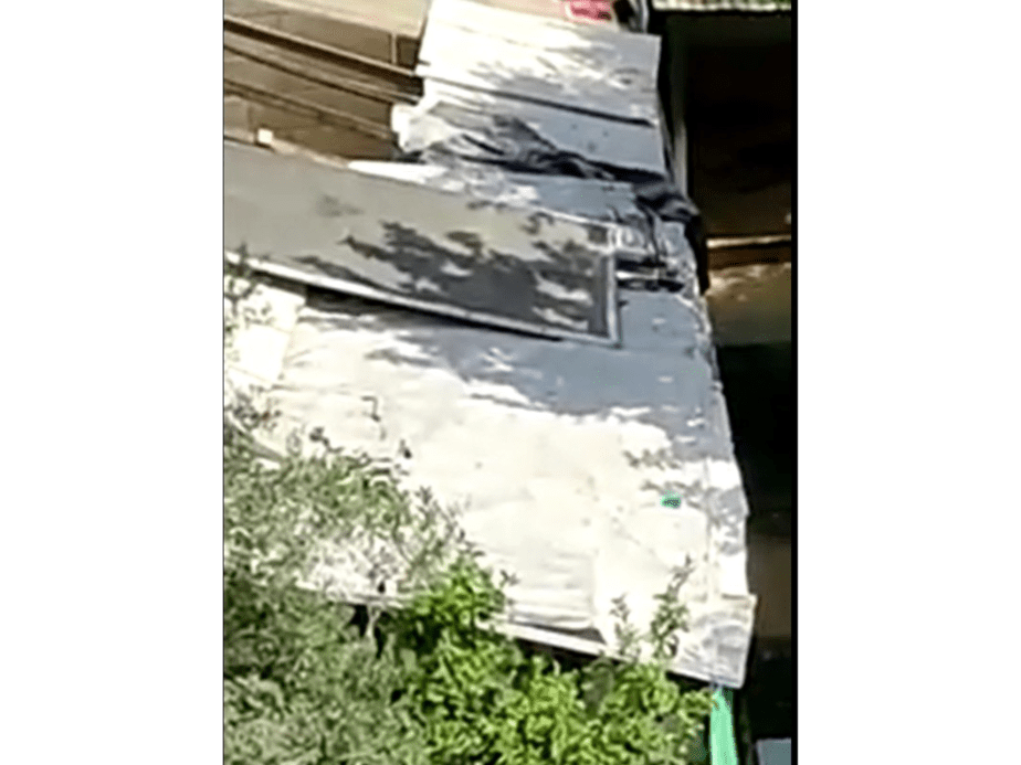 האם הגגון המאולתר מסכן את ילדי הגן בגני תקווה? צילום פרטי