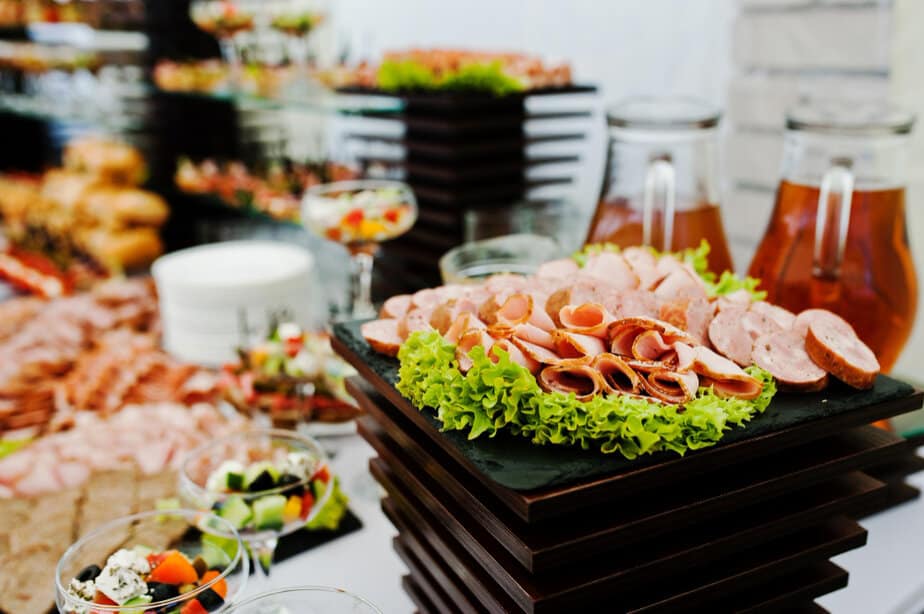ביי פוסט צילום:  FREEPIK buffet-table-reception-with-burgers-cold-snacks-meat-salads