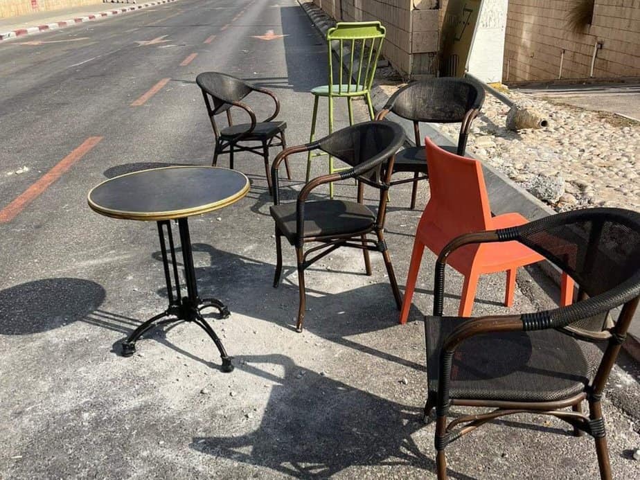 ונדליזם בכיפור בקריית אונו-הוציאו ציוד מבית קפה לאמצע הרחוב. צילום פרטי