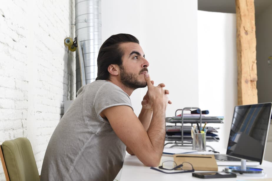 ביי פוסט  קרדיט: Shutterstock.Young,Student,Preparing,Exam,Thinking,Or,Informal,Hipster,Style,Businessman