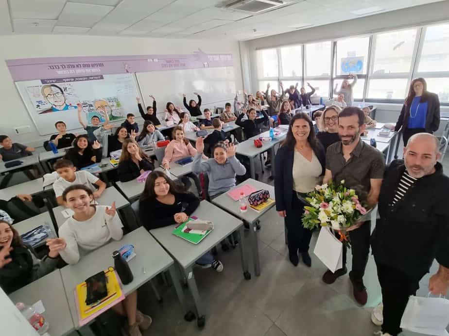 דניאל והתלמידים חטיבת הראשונים גני תקווה. צילום: דוברות מועצת גני תקווה