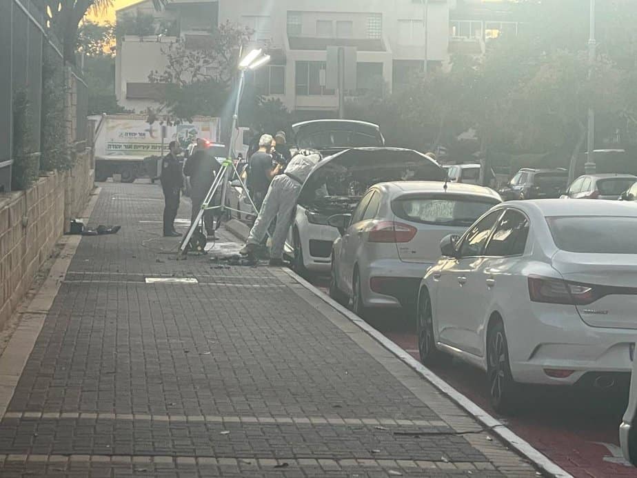 רכב נשרף באור יהודה, במקום התגלו שרידי מטען צינור. צילום: חדשות אור יהודה 24/7
