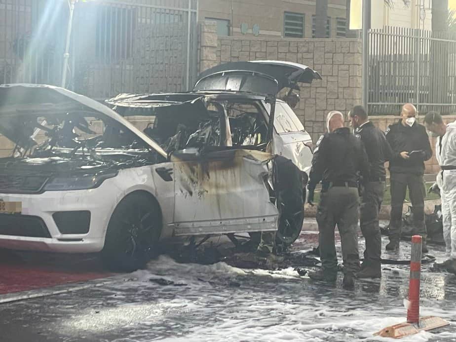 רכב נשרף באור יהודה, במקום התגלו שרידי מטען צינור. צילום: חדשות אור יהודה 24/7