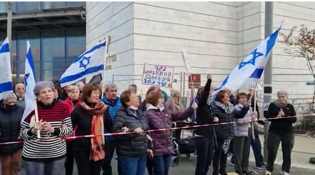 הבמה שלהם – דיירי מגדלי הים התיכון בגני תקווה בהפגנה נגד הממשלה. צילום פרטי