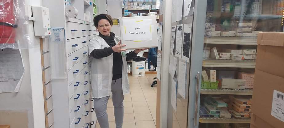 הלנה חכם, הרוקחת הראשית של בית המרקחת של כללית ברחוב בארי בגבעת שמואל. צילום: דוברות מחוז דן פ"ת כללית