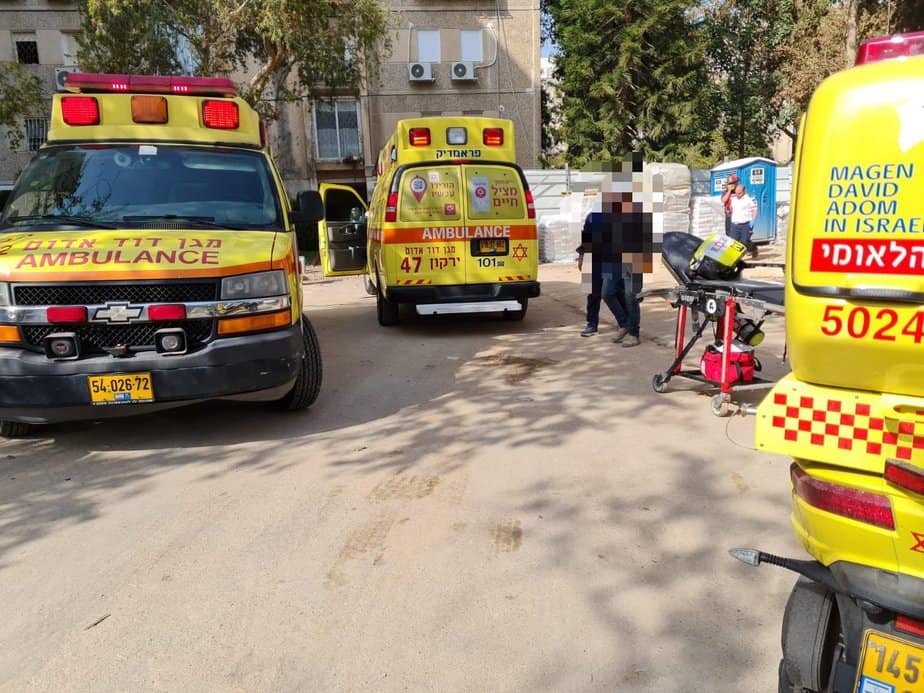 פועלים נפצעו באתר בנייה בגני תקווה. צילום: תיעוד מבצעי מד"א