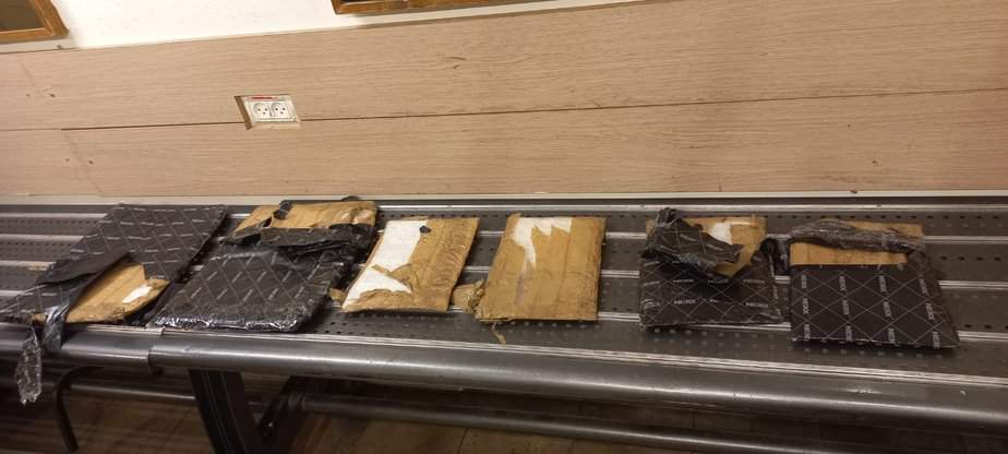 הסמים שנתפסו במזוודה בנתב"ג. צילום: דוברות המשטרה