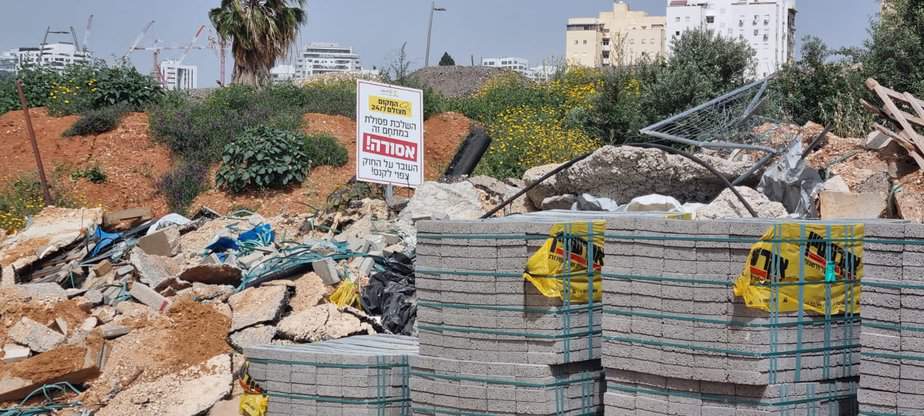 השלכת פסולת בשכונת אריאל שרון קריית אונו. צילום פרטי