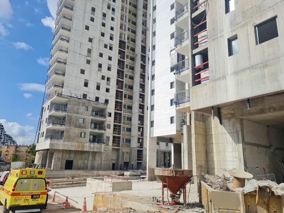 פועל נפל מגובה בקריית אונו. צילום: תיעוד מבצעי מד"א