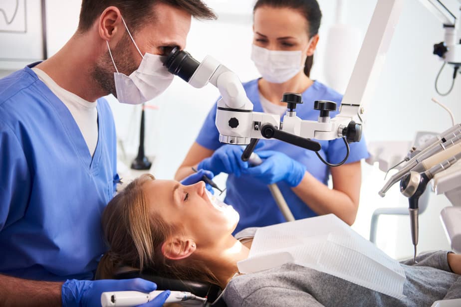 ביי פוסט צילום freepik male-dentist-working-with-dental-microscope