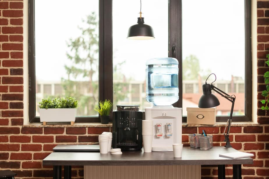 בסזט לינקס  צילום close-up-water-dispenser-coffee-machine-table-meeting-office-liquid-refreshment-people-working-modern-workplace-fresh-beverage-e