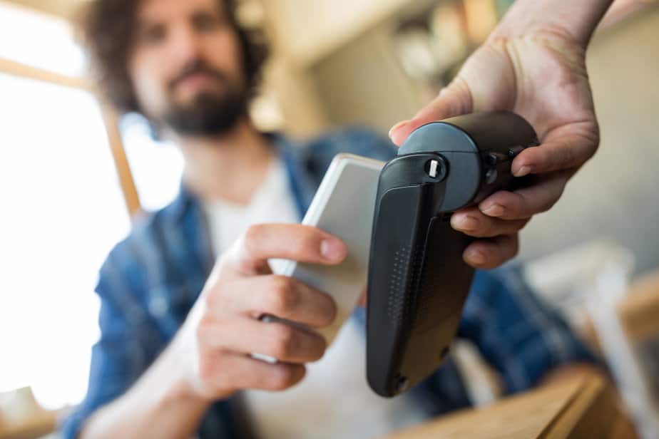 בסט לינקס צילום freepikman-paying-with-nfc-technology-mobile-phone