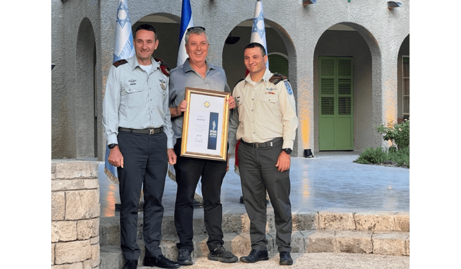 ישראל גל עם הרמטכ" וראש אכ"א. צילום: עיריית קריית אונ