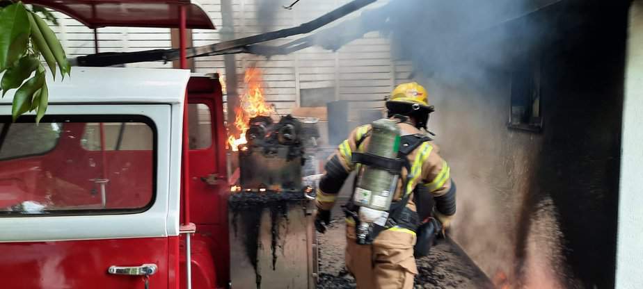 שריפה פרצה בחצר בית פרטי בקריית אונו. צילום: תיעוד מבצעי, כבאות והצלה מחוז דן