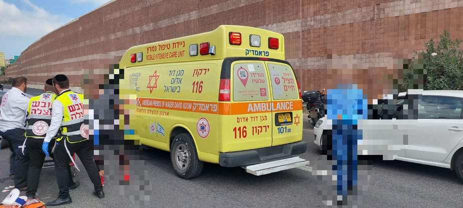 תאונת דרכים במחלף אונו. צילום: דוברות מד"א