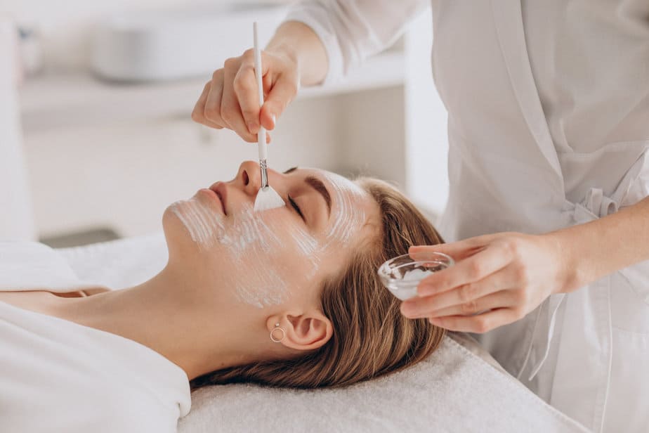 בסט לינקס צילום:freepik cosmetologist-doing-face-treatment-applying-face-mask (1)
