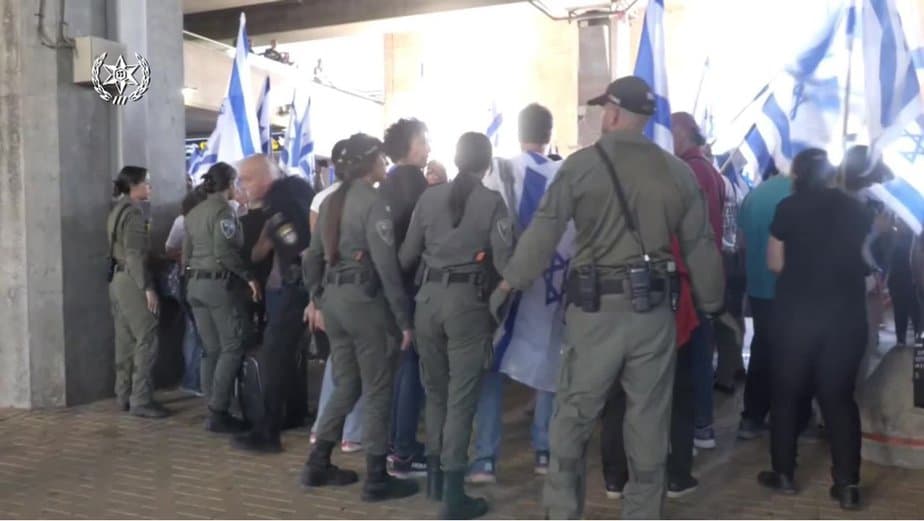 הפרות סדר במחאה החברתית בנתב״ג. צילום: דוברות המשטרה