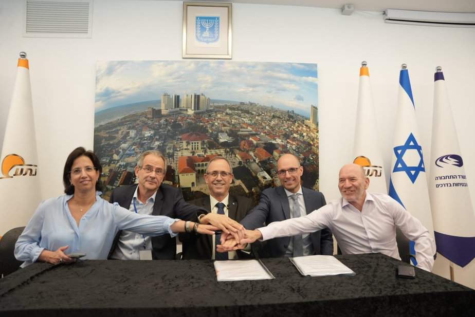 מימין ישראל שפירא מבעלי שפיר, אורצי מונטלבו מנכל קאף ספרד, חיים גליק מנכל נתע ומיקל ישראל מנכ"ל HSbC, ליאת שוב- סמנכ"לית העסקית בנק לאומי. צילום באדיבות נת"ע