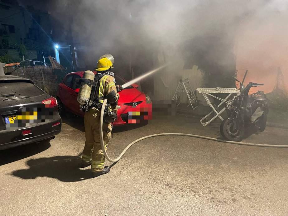 שריפה במחסן צמוד לבנין באור יהודה. צילום: חדשות אור יהודה 24/7
