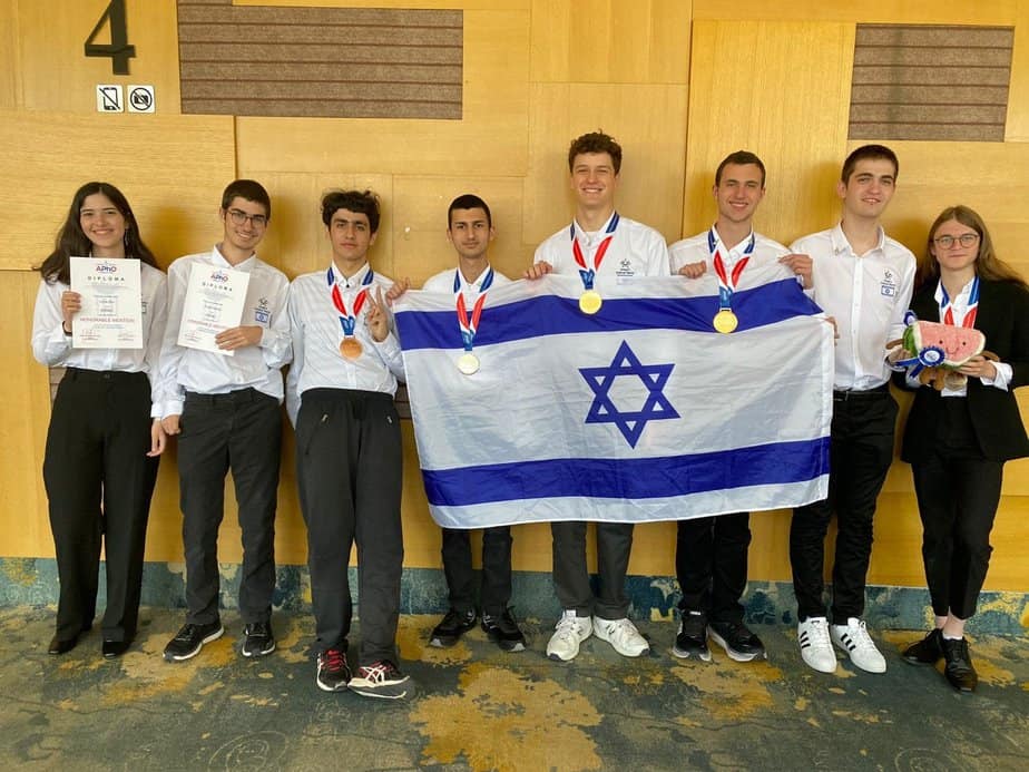 עמרי ניצן מקריית אונו, אלוף אסיה לנוער בפיזיקה. צילום פרטי