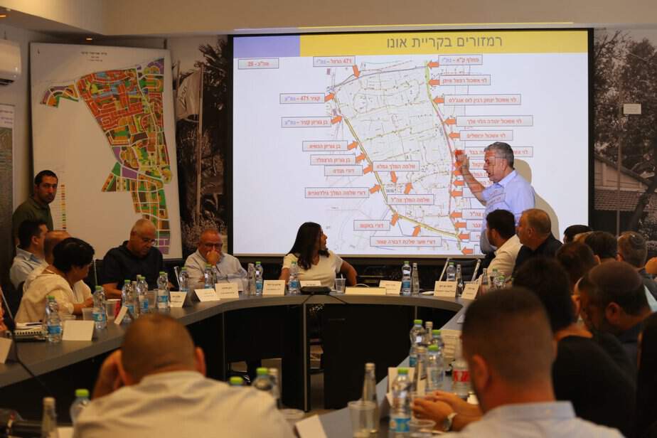 רגב ונציגי משרדה בפגישה עם ישראל גל. צילום: איתן אלחדז