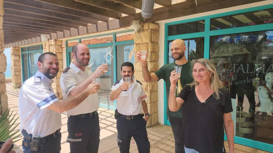 נורית מוזס, דניס עובר האורח עם צוות מד"א. צילום: דוברות מד"א