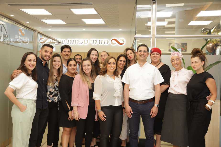צוות סניף קריית אונו ומנהל מרחב דן אבי בדלוב. צילום: יח"צ