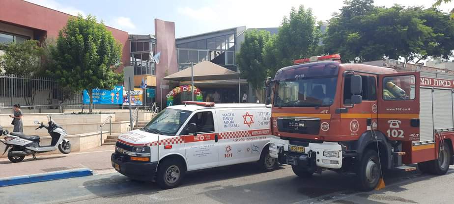 שריפה פרצה בבית הספר אביגדור ורשה קריית אונו. צילום:תיעוד מבצעי, כבאות והצלה מחוז דן