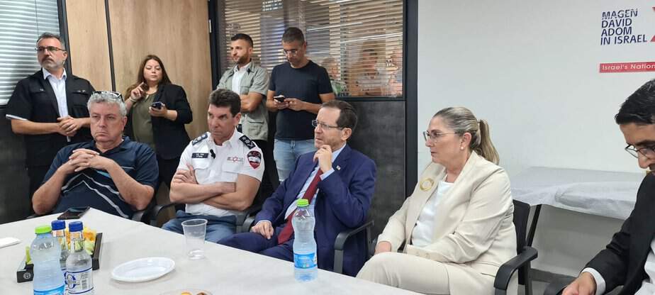 נשיא המדינה בביקור במד"א קריית אונו. צילום: דוברות מד"א