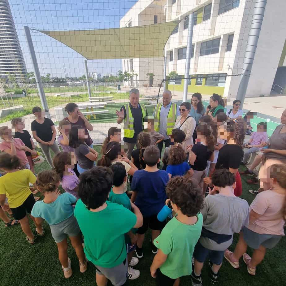 ישראל גל ורון מלכהבסיור בגני הילדים ובתי הספר. צילום: עיריית קריית אונו
