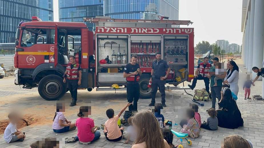 לוחמי האש מחזקים את ילדי הדרום. צילום: דוברות והסברה מחוז דן