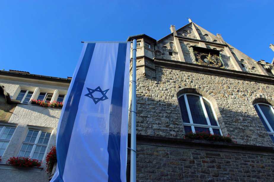 דגל ישראל על גבי בניין העירייה ההיסטורי בכיכר קונרד-אדנוואר. צילום: עיריית בירגיש גלדבאך